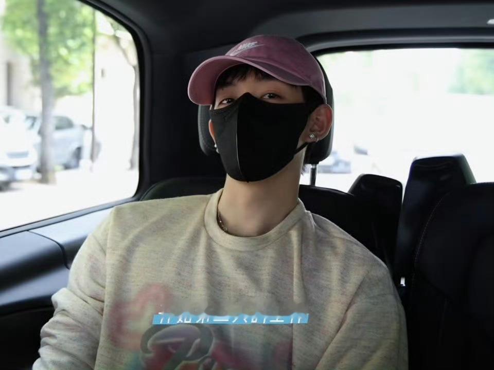 邓为巴黎工作vlog每当我以为我对邓为的美貌免疫的时候，此男就这样出现，美我一跳
