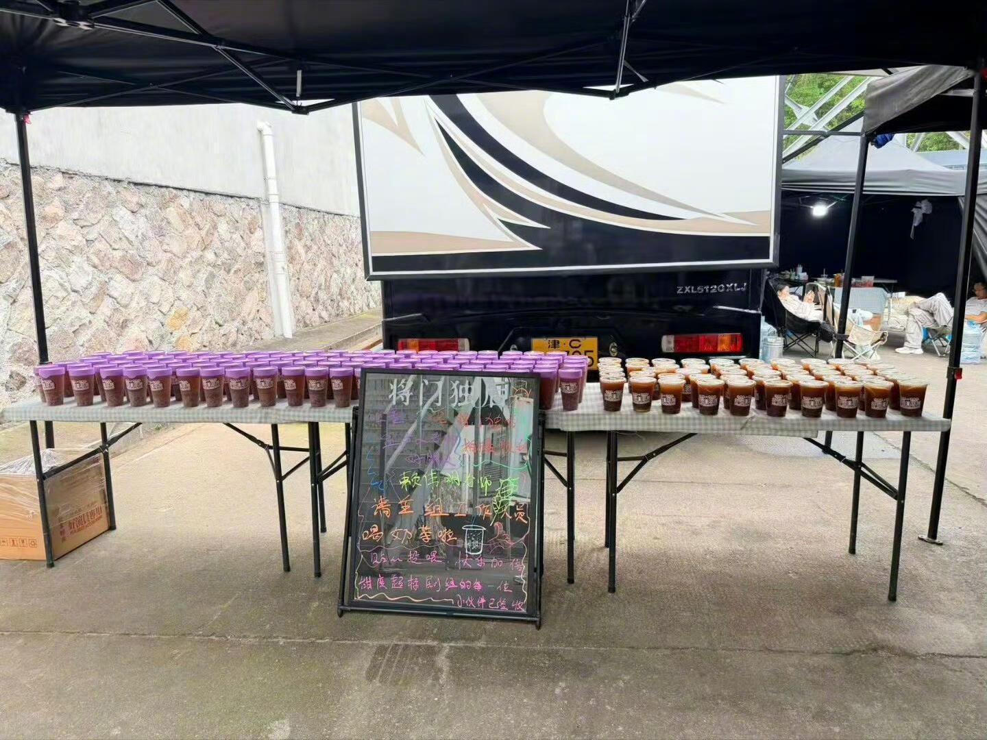 孟子义的好朋友赖伟明请全组喝奶茶啦！ 