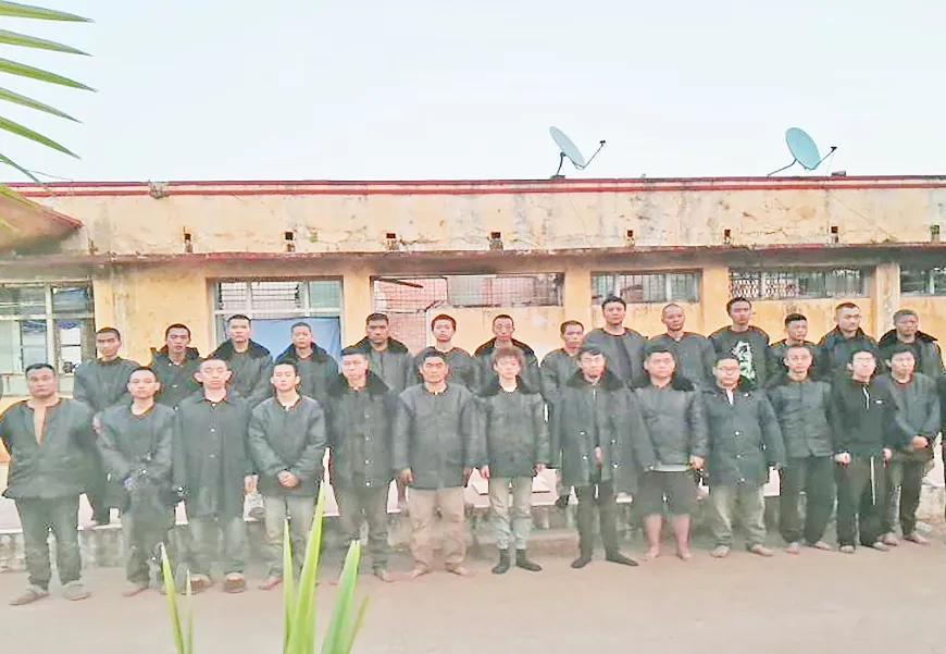 这是12月初，缅军占领北掸邦军控制的南兰镇后抓获的电诈分子，及缴获的电脑、手机、