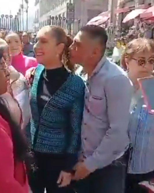 墨西哥总统辛鲍姆在街头与年轻人打招呼时，被一名短发男子突然亲密接触。

这名男子