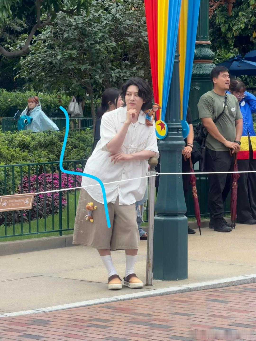 网友香港迪士尼偶遇金希澈 金希澈去香港迪士尼了 金希澈去香港迪士尼了，是拍摄新物