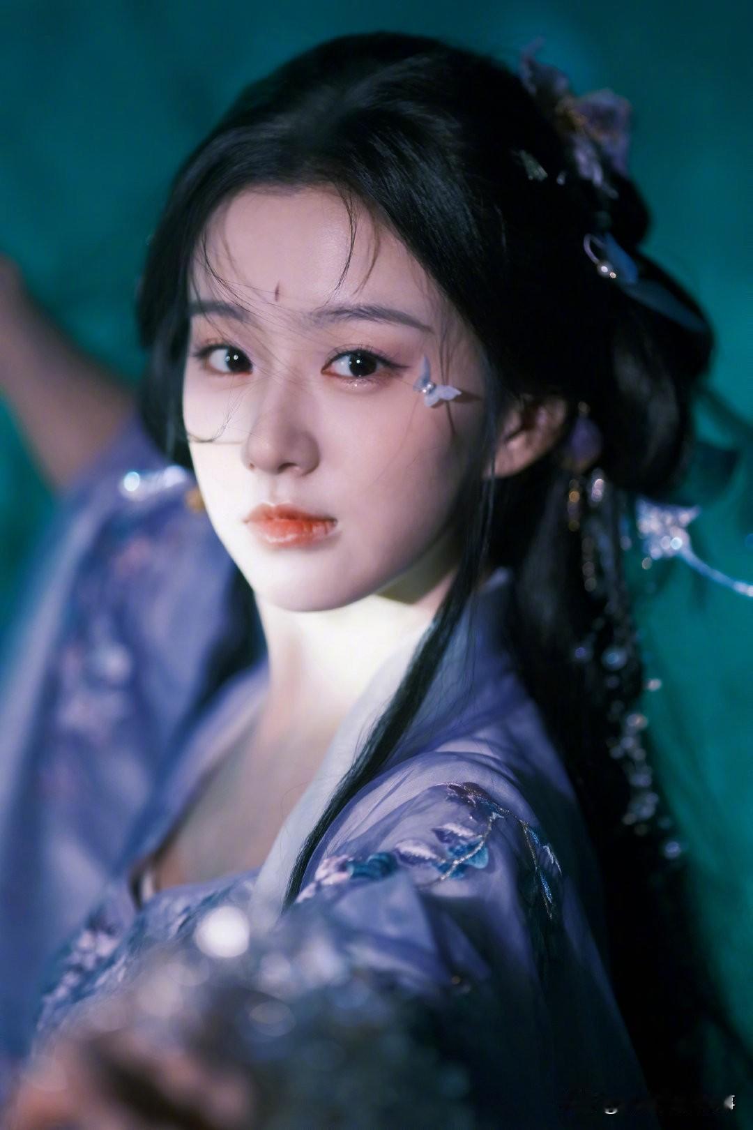 《包上恩新写真：是小蝴蝶也是甜美的新生》
 
包上恩这组古风写真，把“破碎感”和