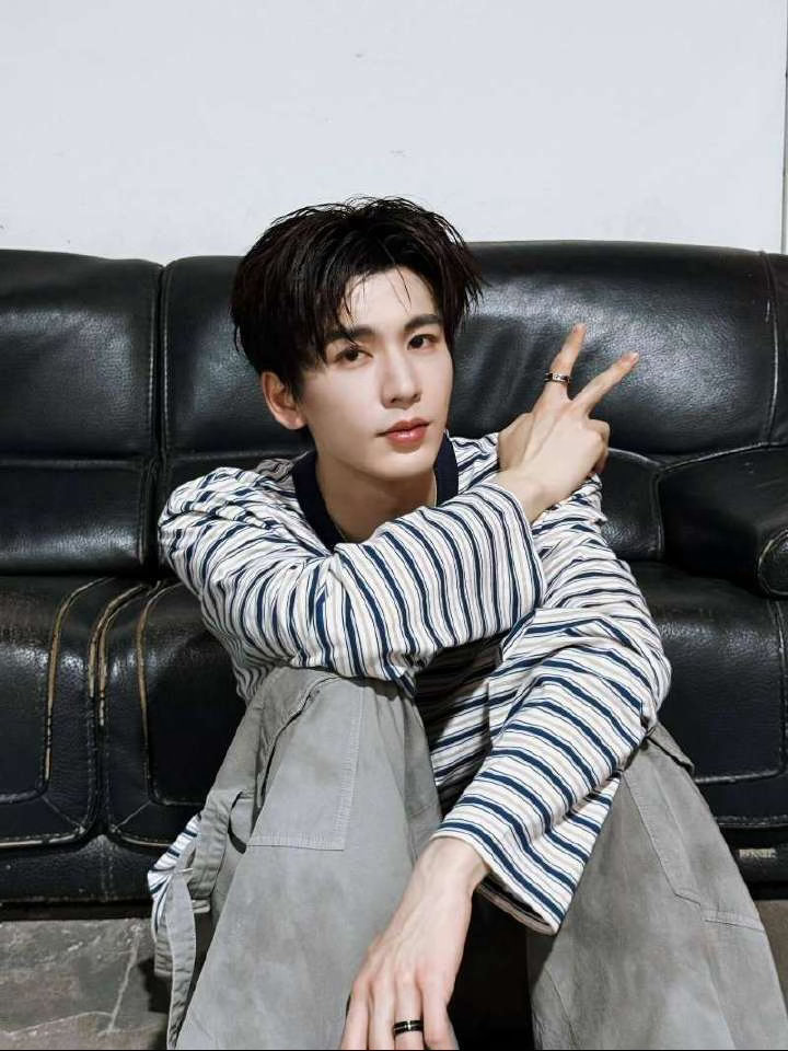 张凌赫ins更新，4小时64w了，海内外都爱帅哥啊