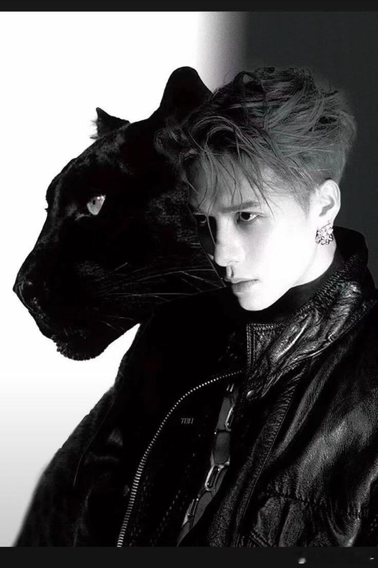 王嘉尔当明星在澡堂遇到粉丝潜水不好笑就露宿街头 泡澡泡到一半，水底下突然冒出个人