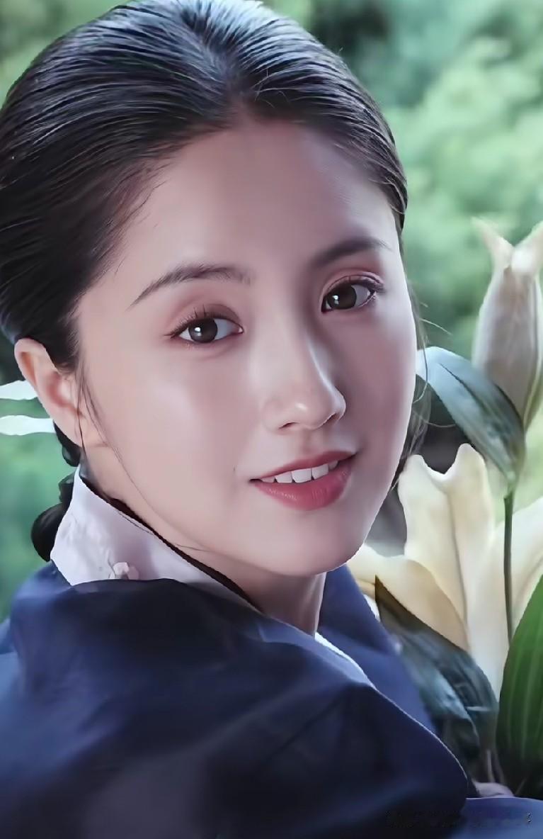 刷到一位女星，第一眼真的撞脸好多熟人！乍看像吕一，还有朱媛媛、李倩的影子，甚至神