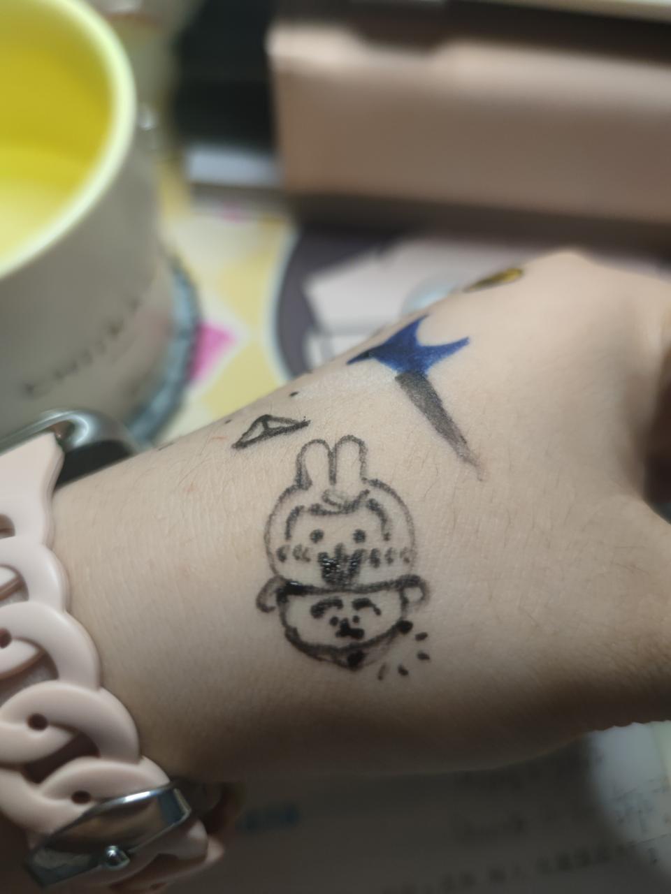 云边有个小乌拉（用海娜画的） 