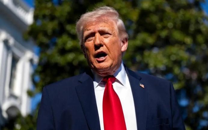 特朗普下总统令！全面封锁海峡，拦截缴费船只，却犯了一个致命的错误

当地时间4月