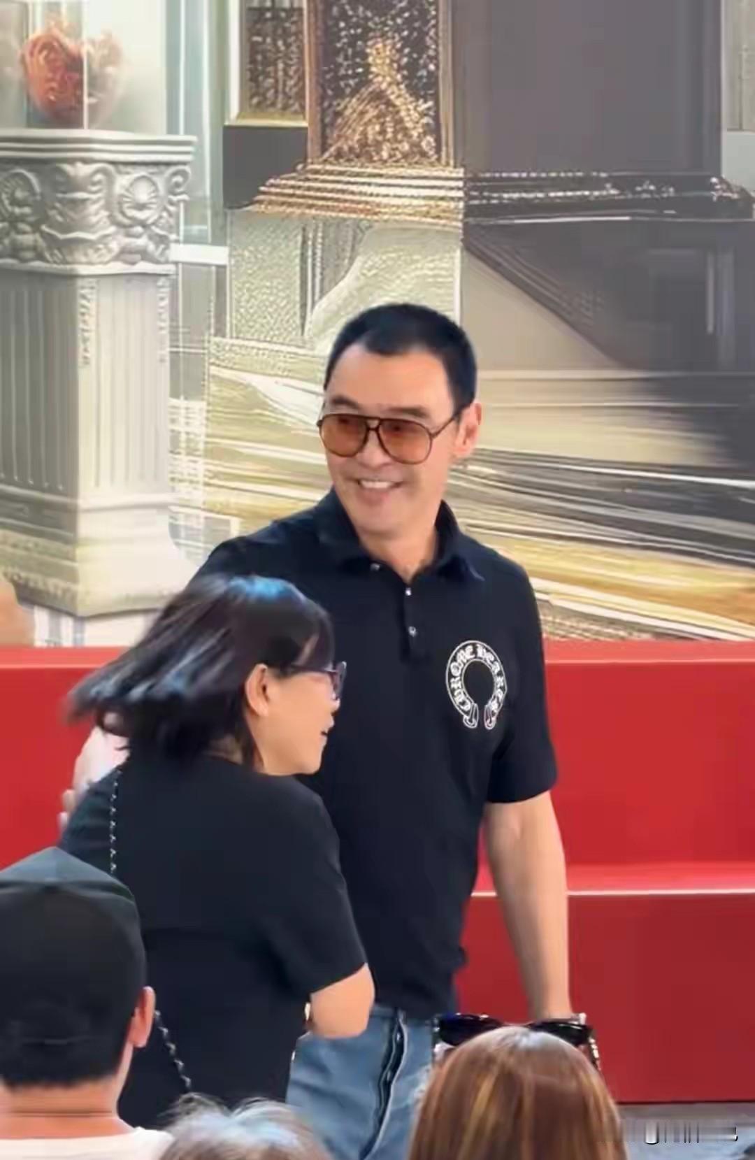 钟镇涛这个状态真的让人惊叹，70多岁的人了，还一头乌黑浓密的头发，笔直健硕的身板