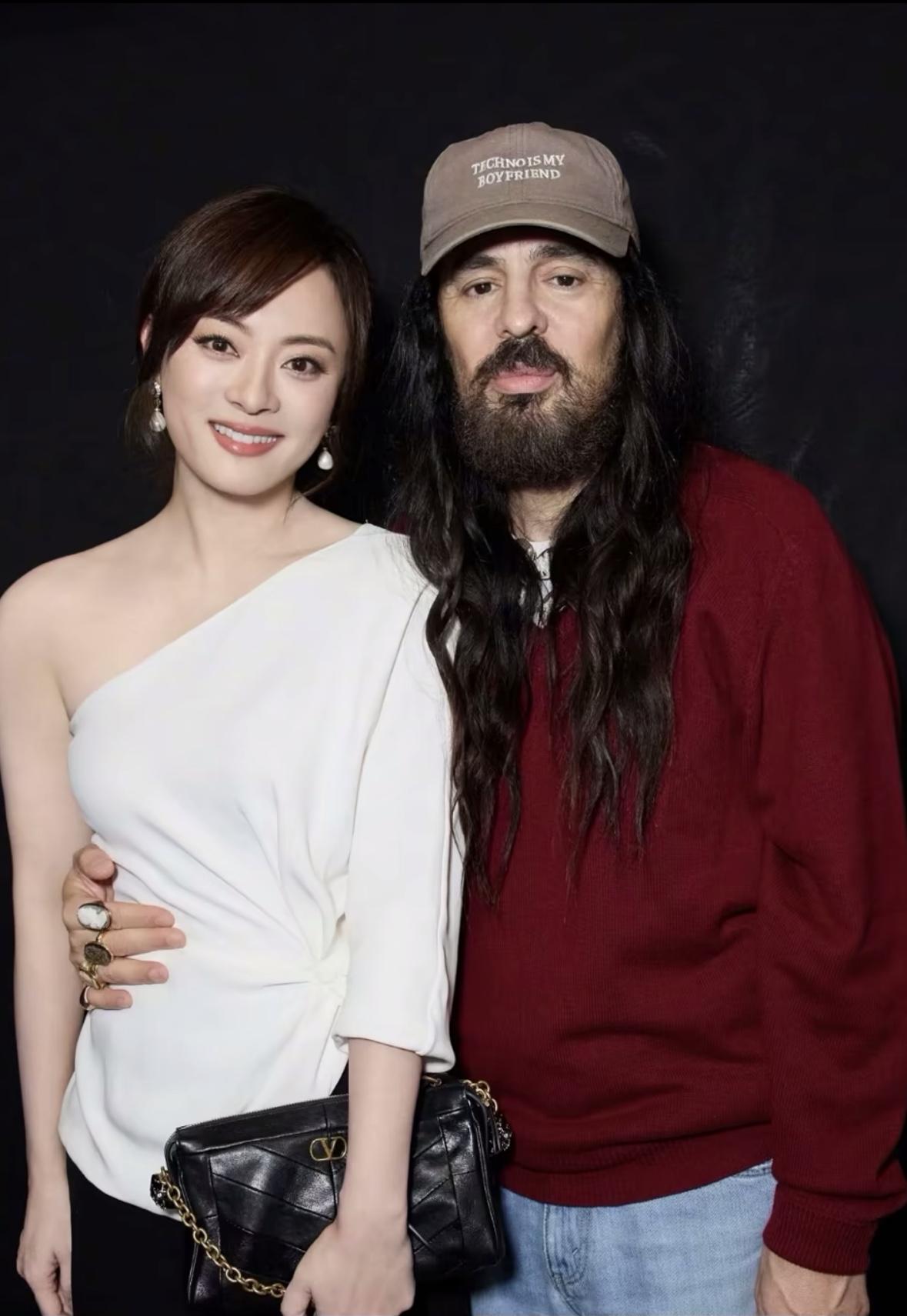 纵使孙俪在娱乐圈有着数一数二的位置，
还是逃不过咸猪手！
在巴黎时装周，华伦天奴