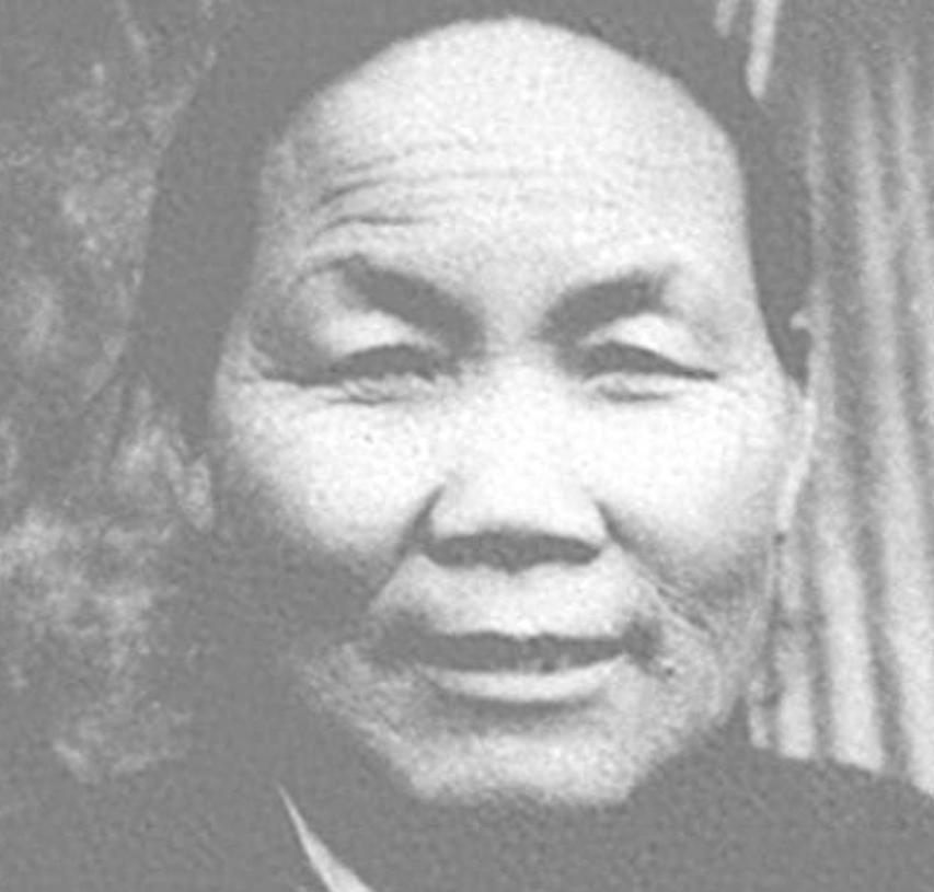 她为八路军战士做小米饭，突然一位战士放下饭碗质疑：大娘，这里好像有点不对劲？
1