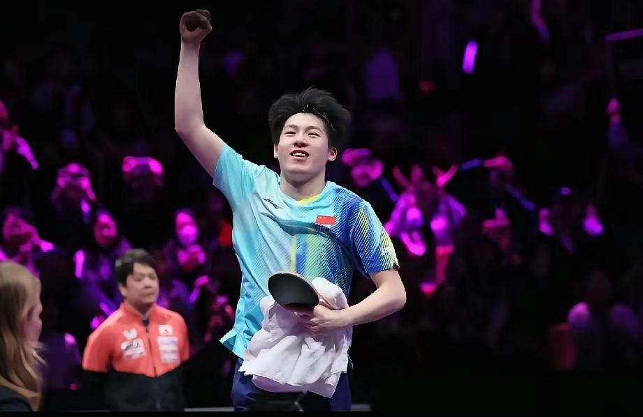 球打的硬，人很稳 ，
长得帅，谈吐很实在！
是咱国乒07后小将温瑞博！
澳门世界