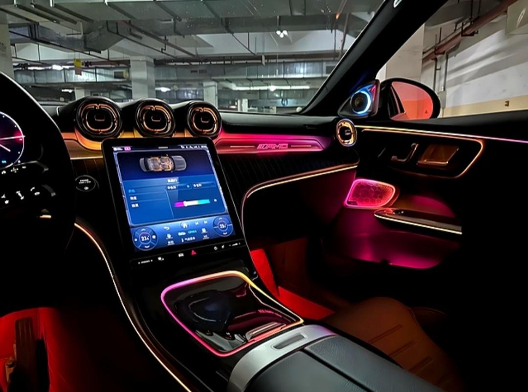 车内氛围灯虽好看，这些坏处千万别忽视
 
1. 干扰行车视线，暗藏安全隐患：夜间