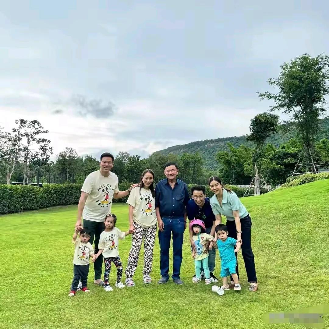 他信一手抱儿子的女儿，一手抱佩通坦的儿子，他这外公爷爷都当得挺开心的。只是如今女