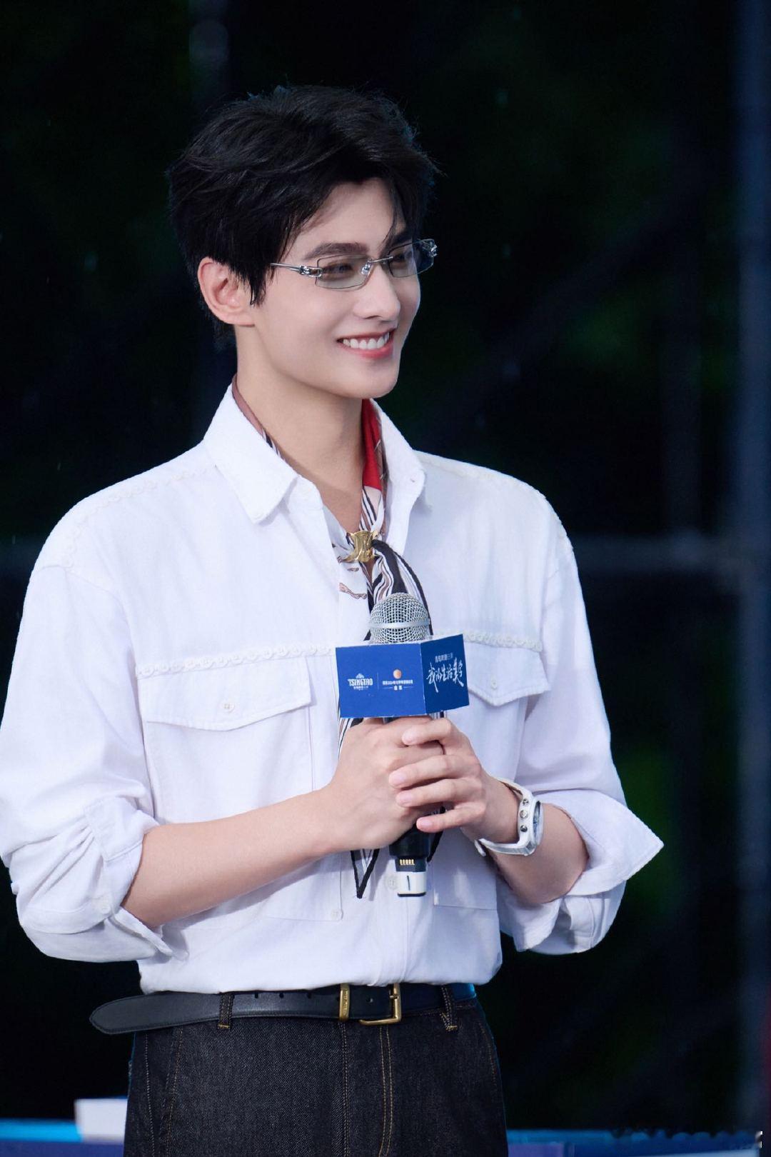 杨洋举杯青岛白啤邂逅夏日美好 夏日晚风邂逅气质温柔的杨洋，氛围感拿捏得刚刚好，清