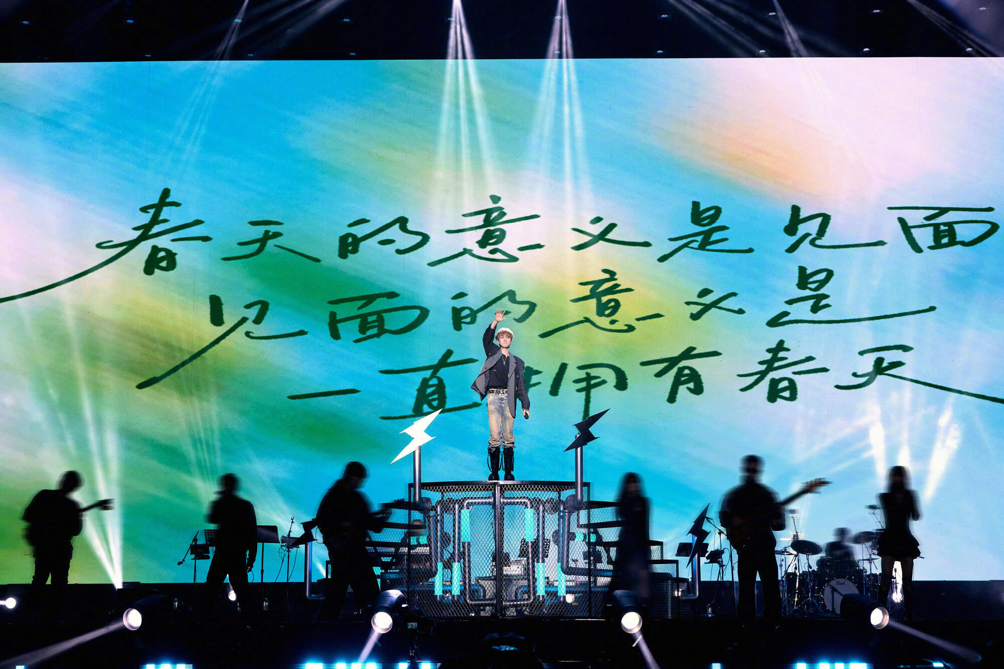 汪苏泷这次回来真的不一样 这波回归的气场直接封神！帅得让人眼前一亮，那种“老子强