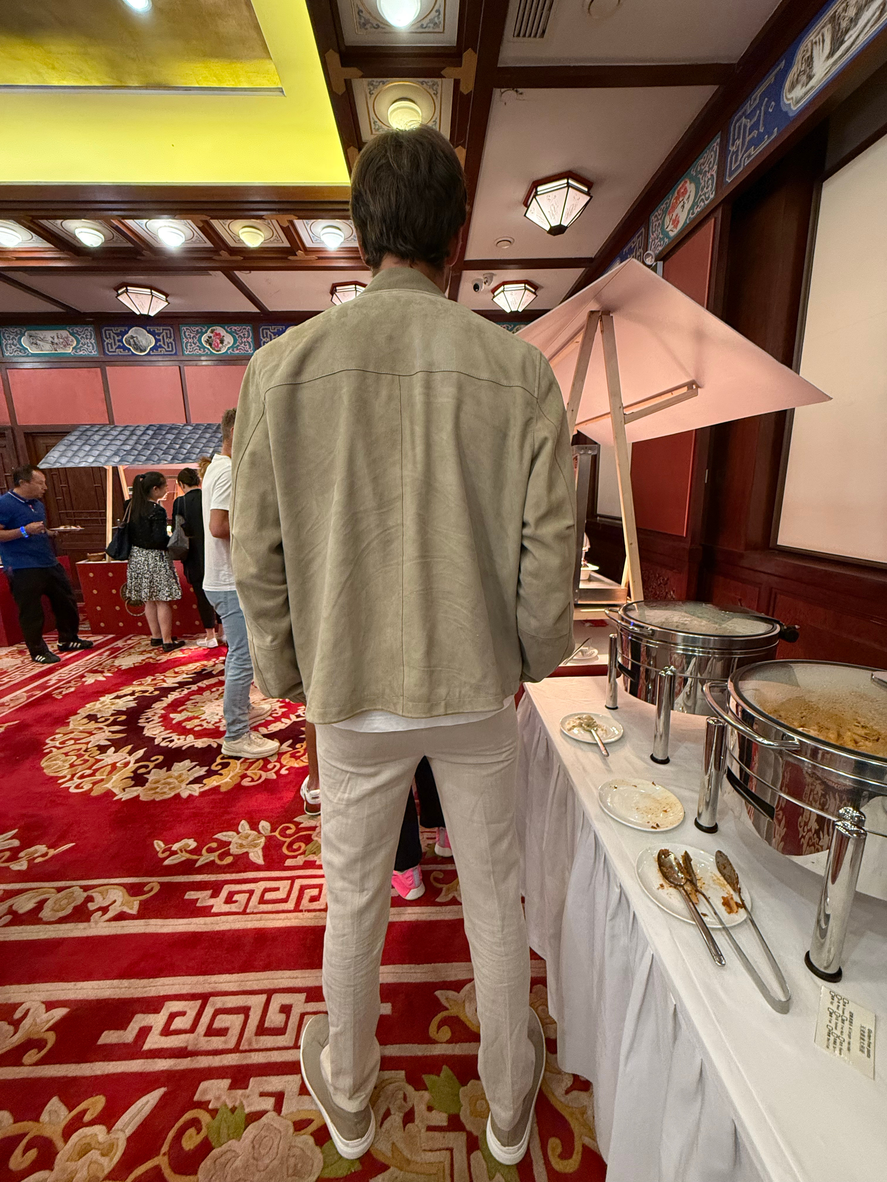 排在梅总身后等烤鸭，小梅是今晚人气最高的球员了，排队十分钟超多人过来要合影签名，