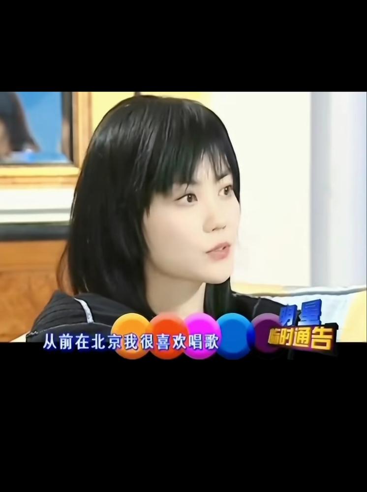 别再用爱情解释王菲了，太浅。她这辈子只干两件事：把自己打造成神殿，然后清理掉门口