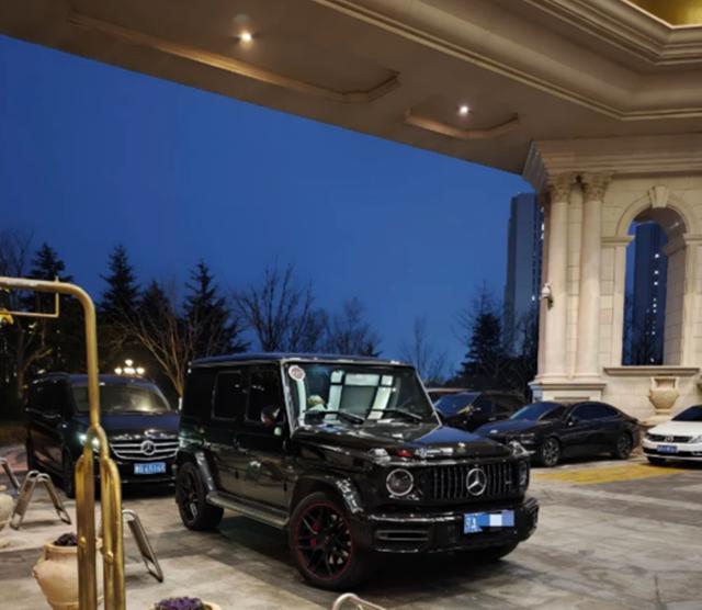 青岛街头惊现王宝强与女友甜蜜同框！1米78世界小姐学霸冯清气场全开，京牌大G旁宝