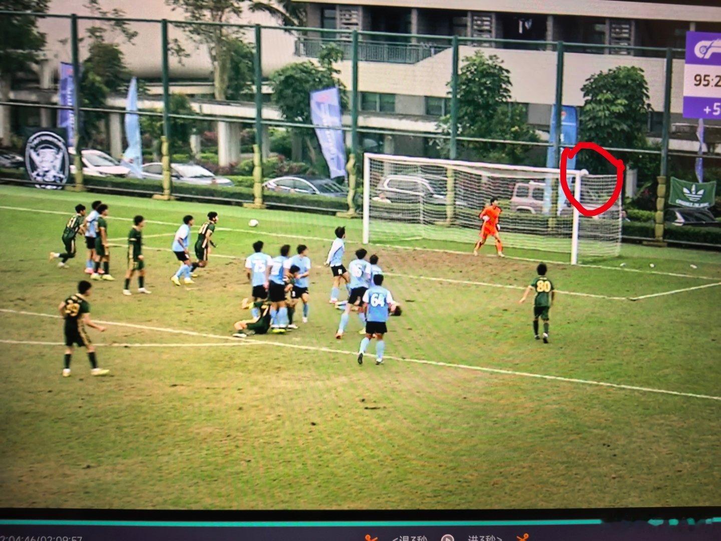 回头再看王玉栋补时这脚定位球水准着实高，几乎十分角。当时现场看因为球速很快以为差