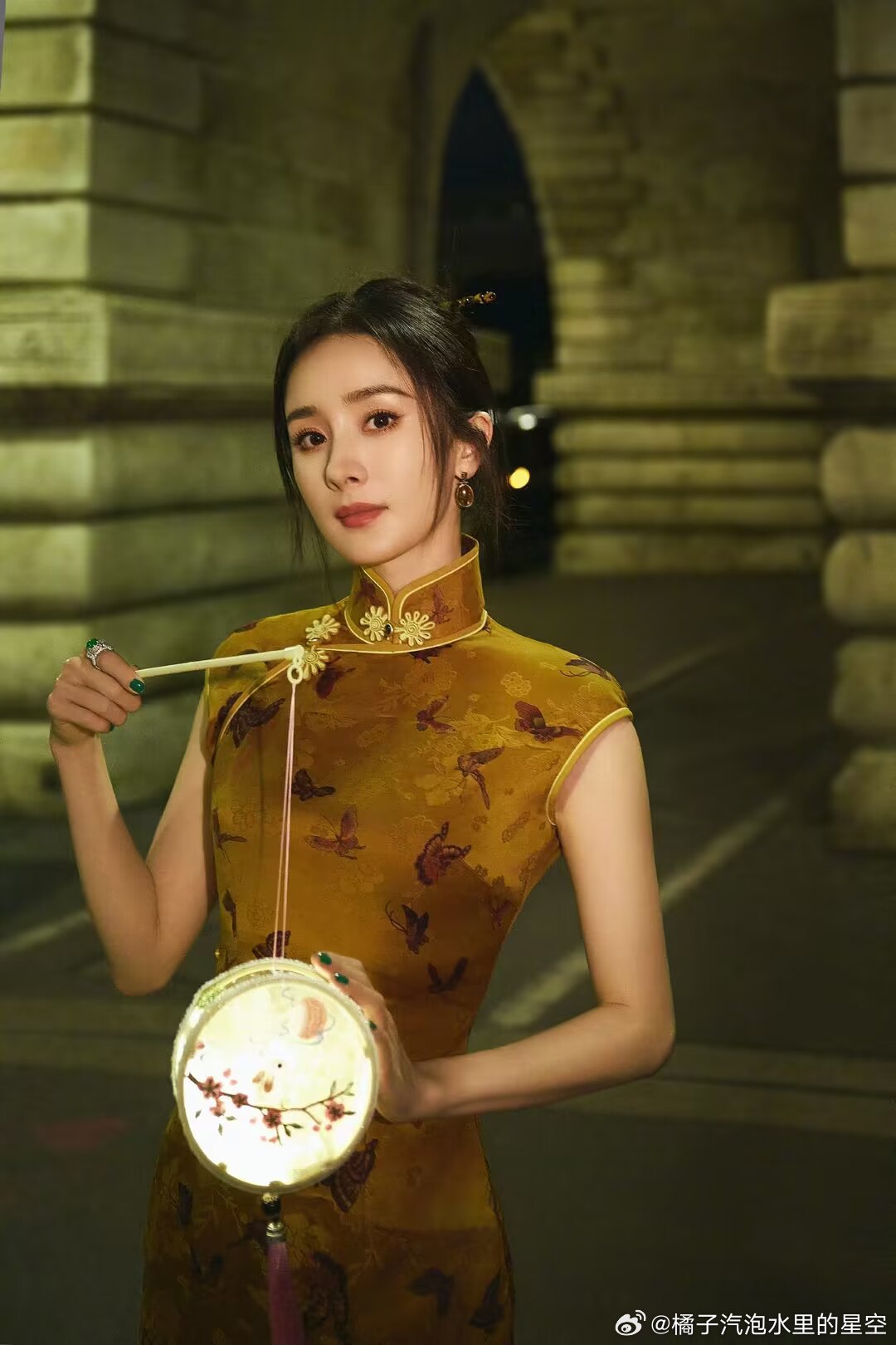 杨幂  🦊杨幂凯度全球代言人 有些时候，现实像是要活生生把人扒下层皮一样。让人