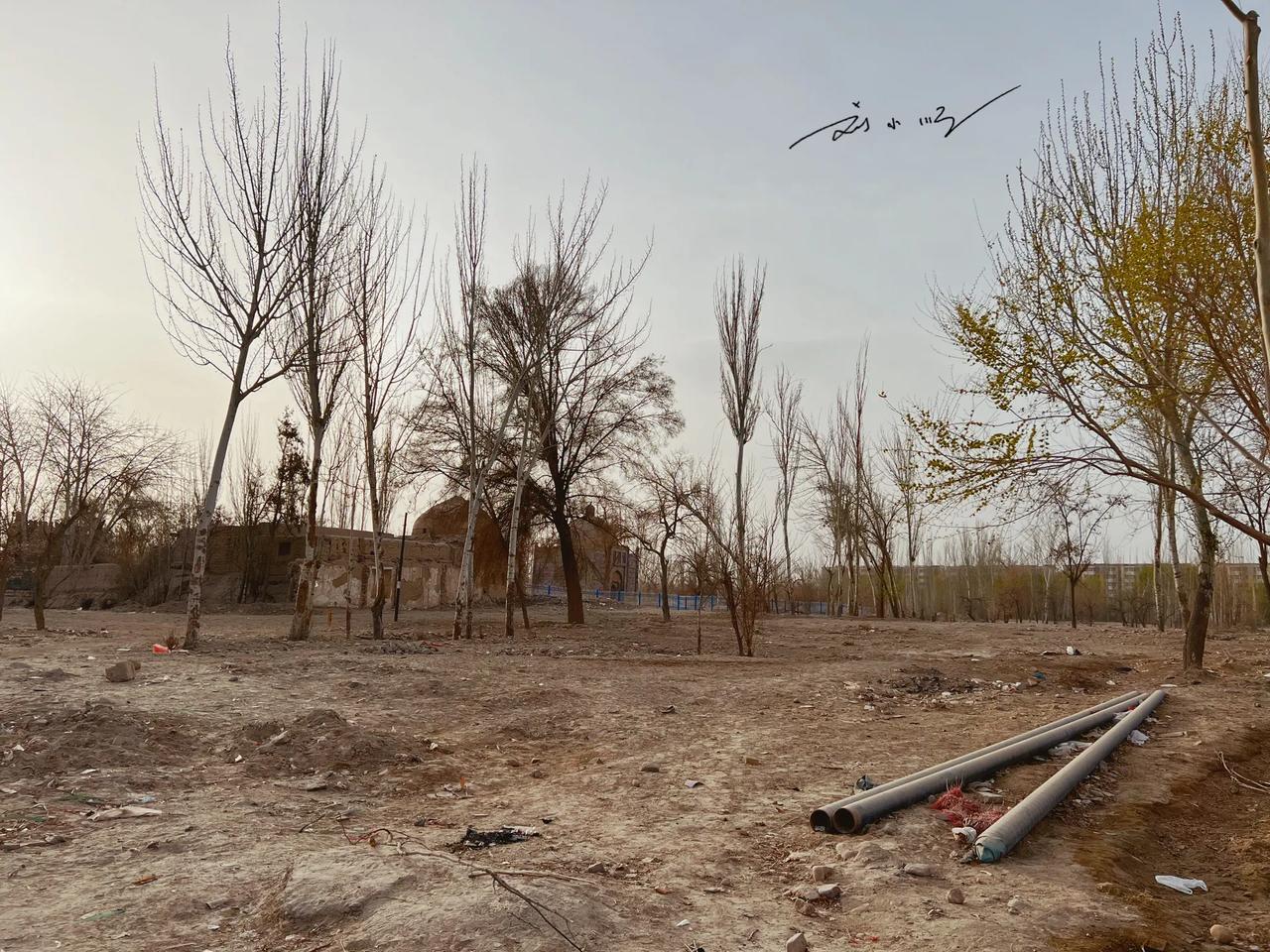 地图上搜不到，还没修复改造的王陵，就在县城中心，还是区重点文物保护单位，外面车水
