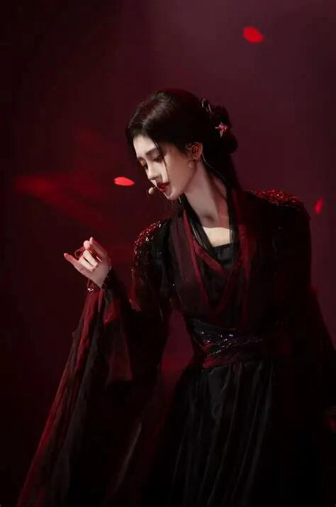 鞠婧祎又来给内娱上强度了鞠婧祎全新黑长直齐刘海造型登场，一身allblack氛围