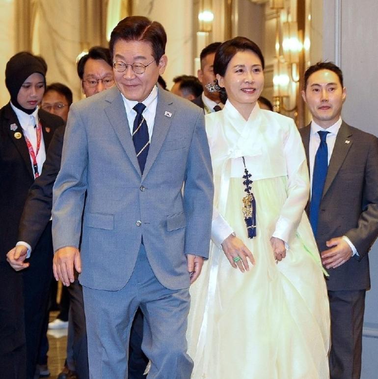 李在明抵达马来西亚后出席韩同胞宴会，一身蓝西服好减龄！10月26日李在明抵达马来