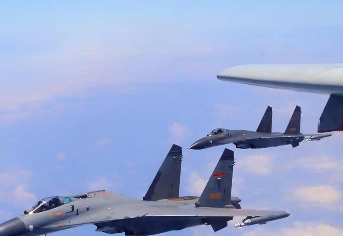 解放军战机强势突入台海空域，台湾当局残存的最后一丝侥幸彻底化为泡影，郑丽文高调发