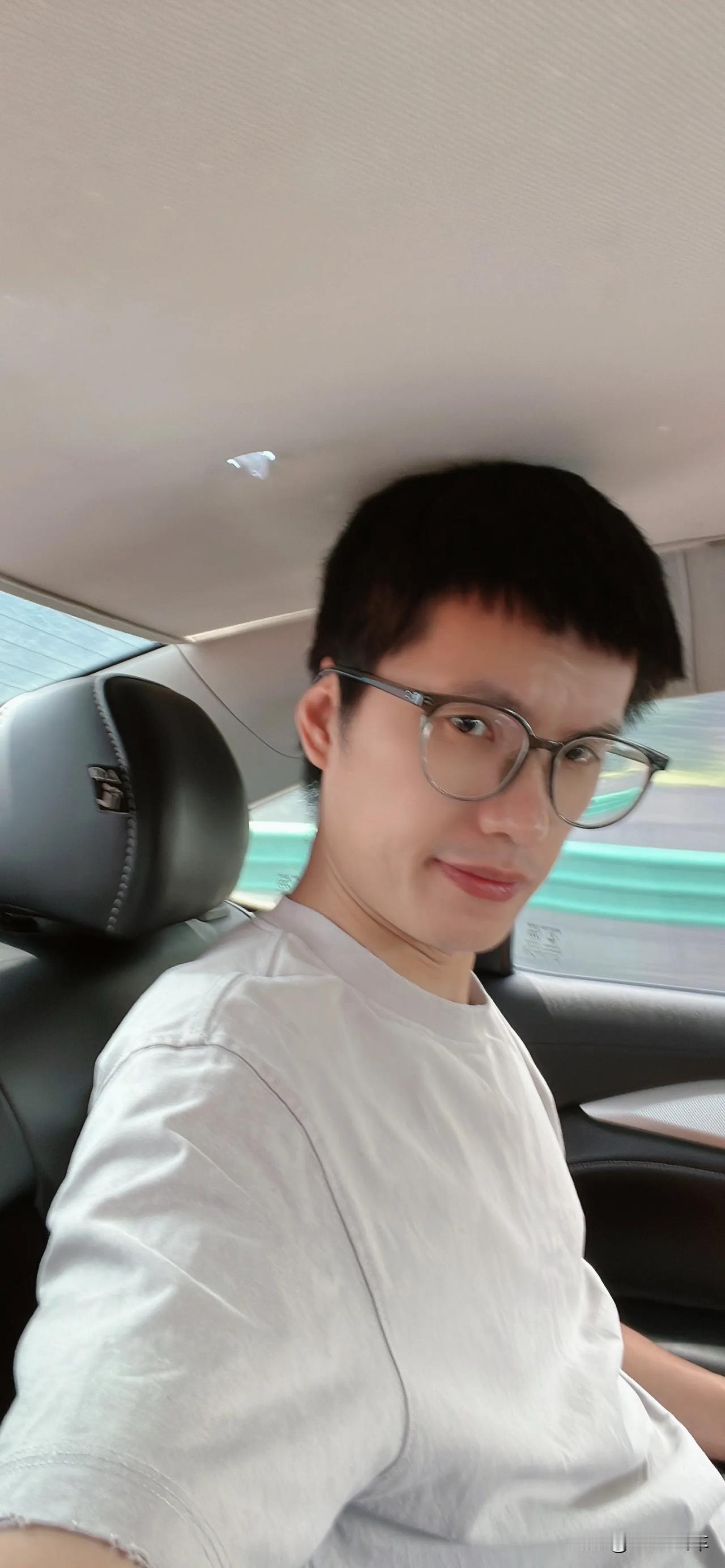 飞凡ER6，可能是我坐过后排最难受的之一：悬挂硬和颠，头部空间灾难级别完全伸不直