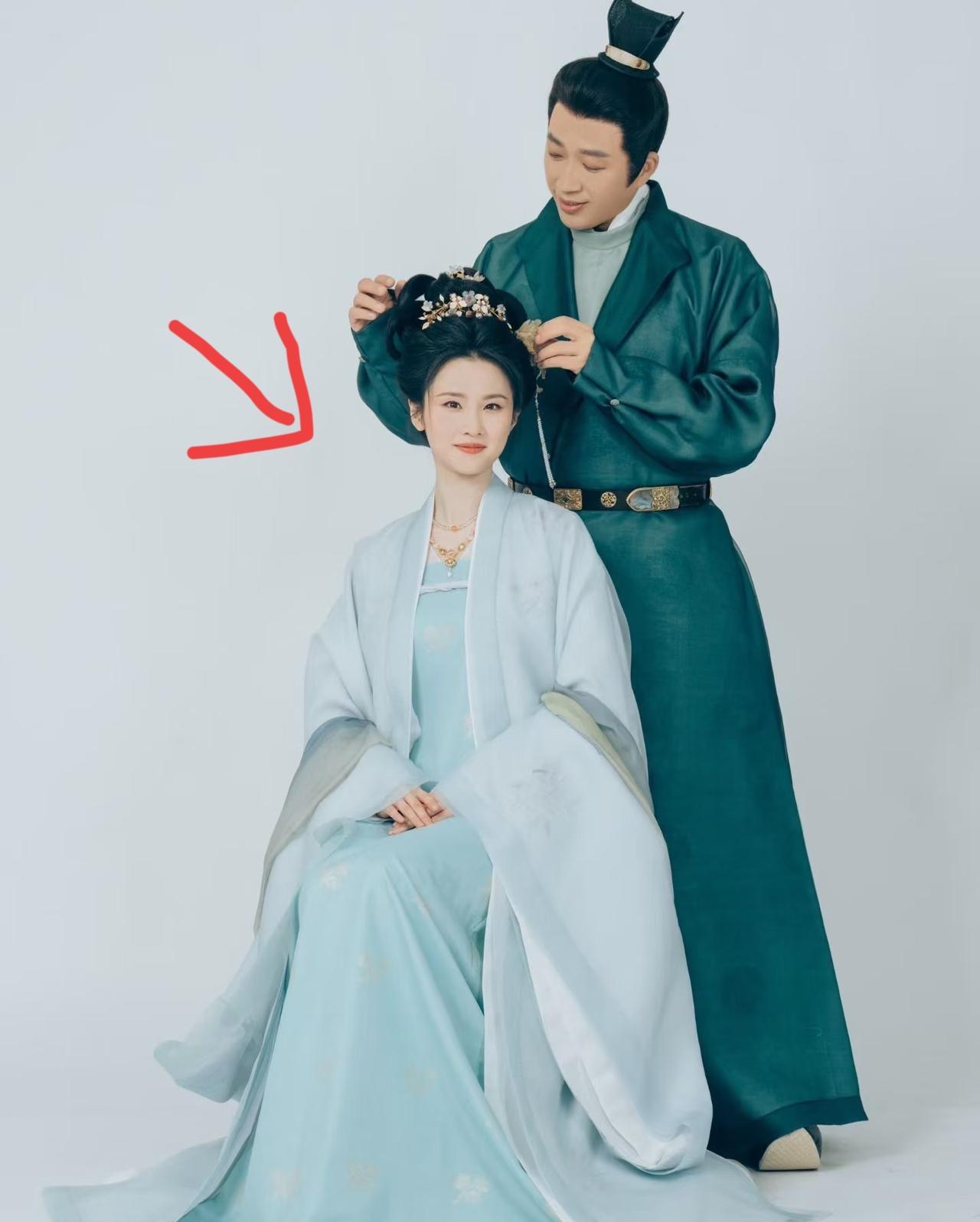 别再可怜张慧雯“下凡”搭档于正了。
她这一手，才是真正的“降维打击”。
你发现没