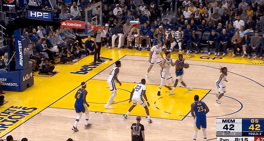 接锅的神！巴特勒压哨三分稳稳命中！
在今天NBA常规赛勇士对阵灰熊的第二节比赛中