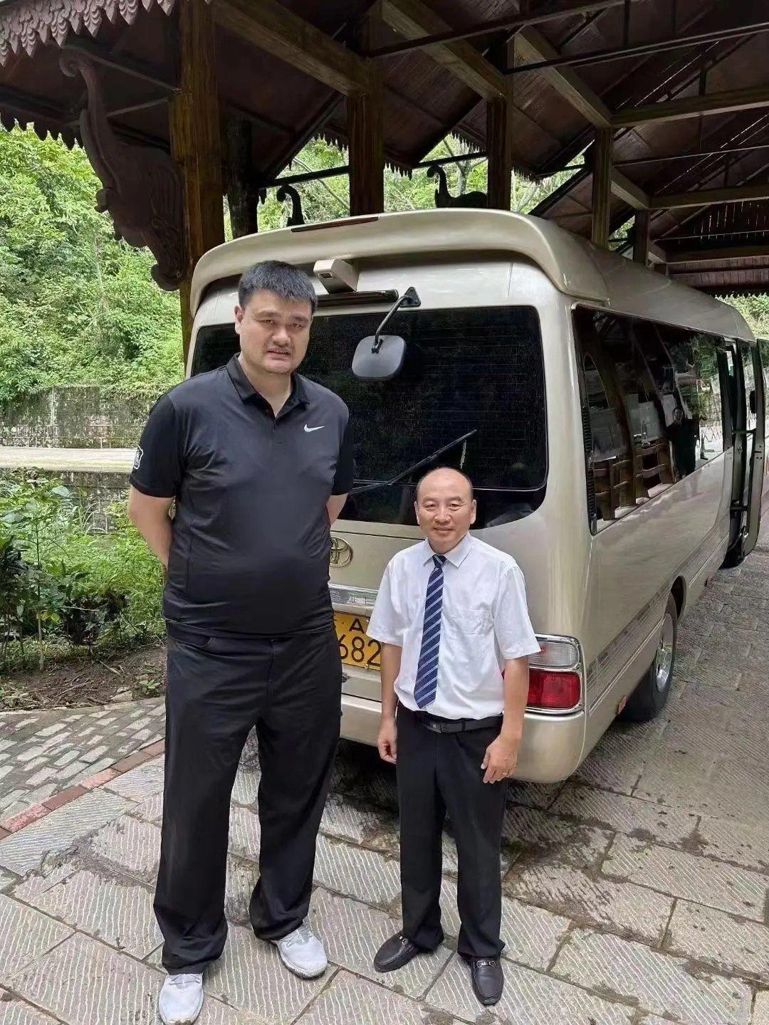 在这张合影中，通过目测，你能判断出这位白衣领带男子的身高大概是多少吗？

这是一