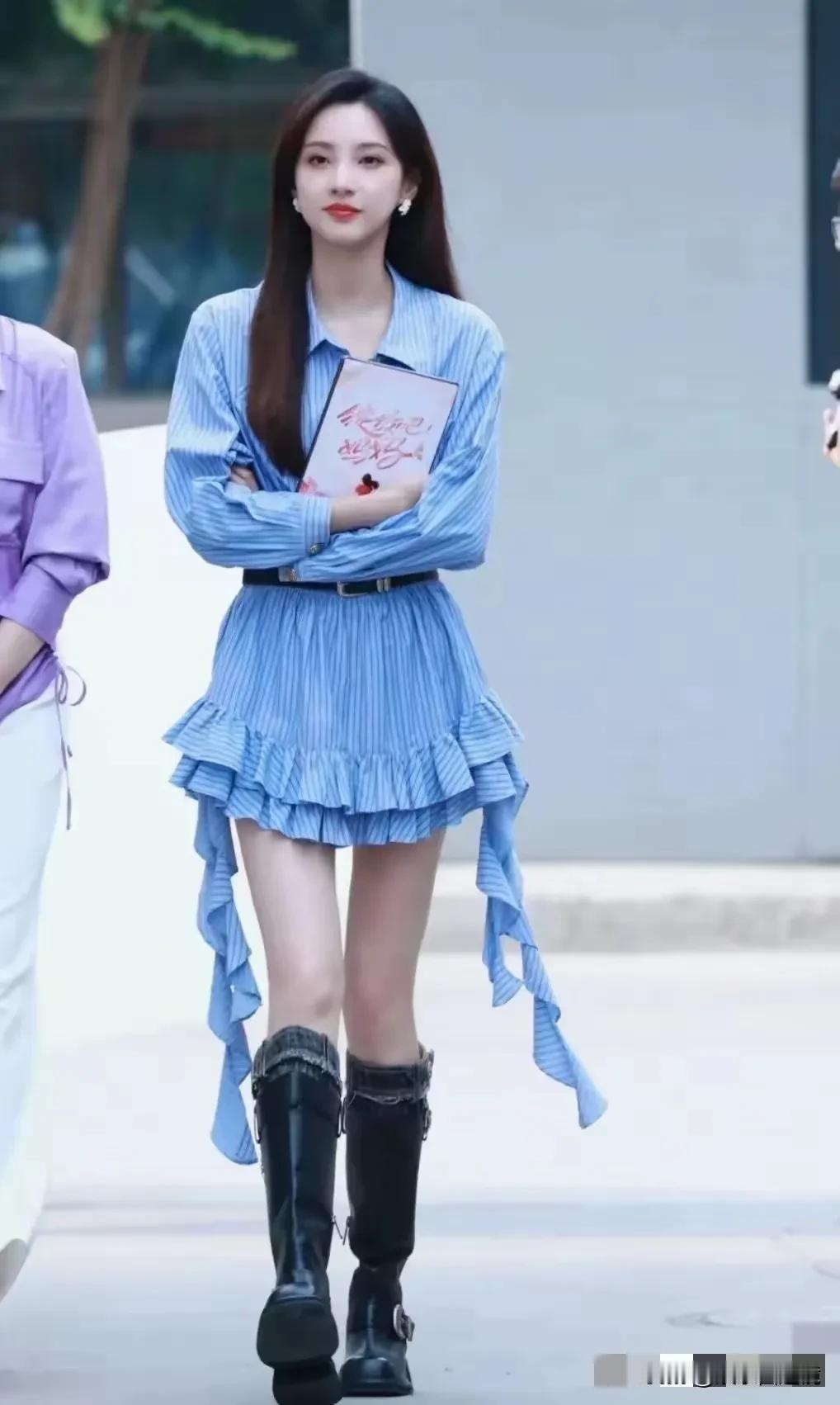 央视第一美女，真是美出了新的高度啊！
这穿着打扮非常吸引眼球，裙子的下摆还有两条