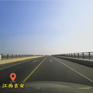 这是我见过迄今为止最愚蠢的“斗气车”行为。
看视频应该是在一座桥上，一辆渣土车违