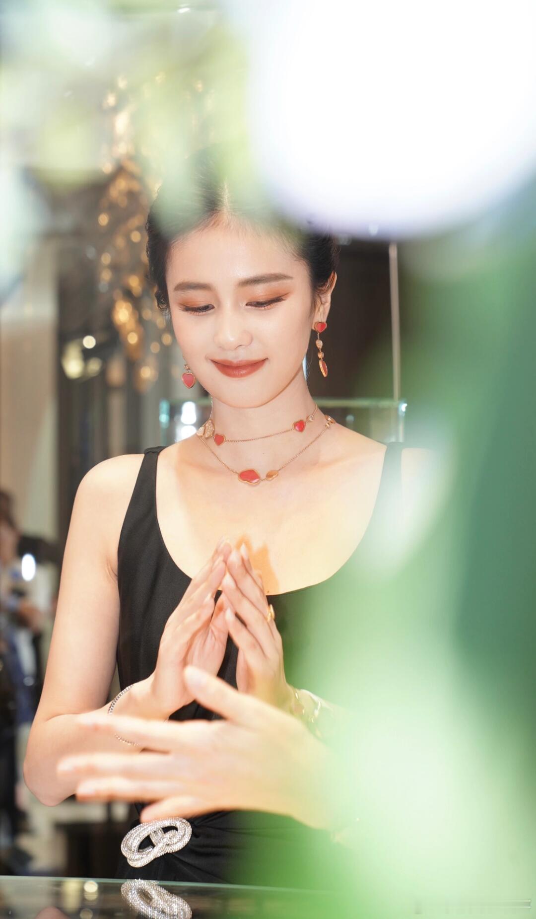 #白鹿开豪车出门购物##白鹿[超话]# 整理照片，活捉了一个白鹿，好美哦。白鹿真