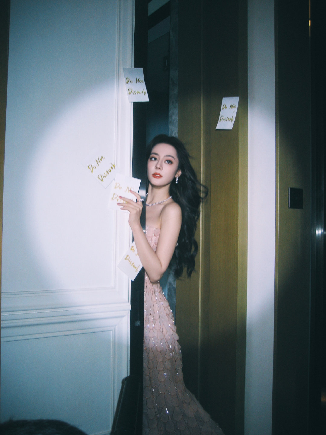 迪丽热巴手拿请勿打扰迪丽热巴客房请勿打扰 好美的姐姐 