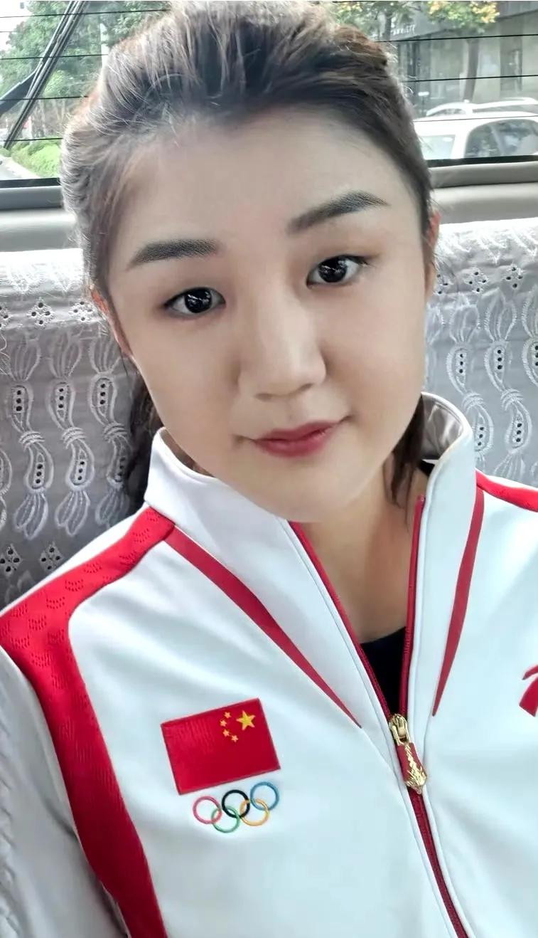 陈梦“精装修”照片！
水灵灵眼神
红红小嘴口唇
浓月眉毛，穿套上她国家工作服。