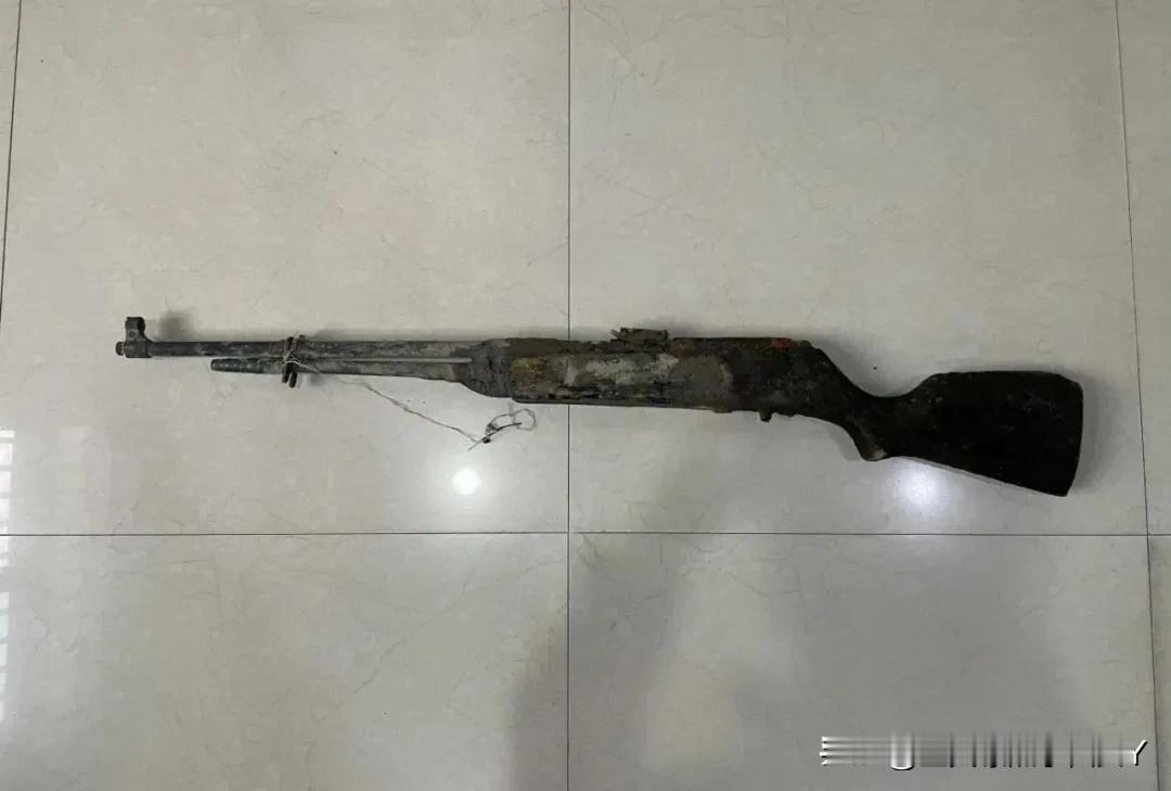 🌿🌿泰兴一名男子拎着一把枪冲进了派出所，把警察叔叔们吓了一大跳， 赶紧收起钓
