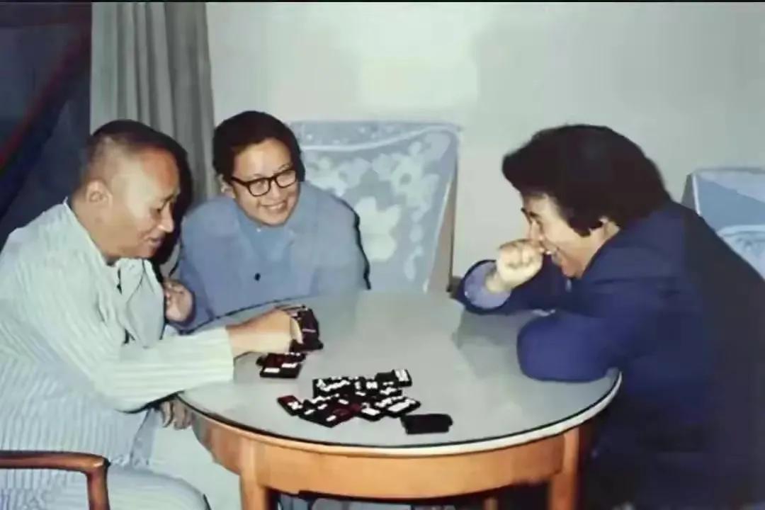 2007年，毛岸青病逝。临终前，他留下遗愿：“把我葬在母亲身边……”

毛岸青的