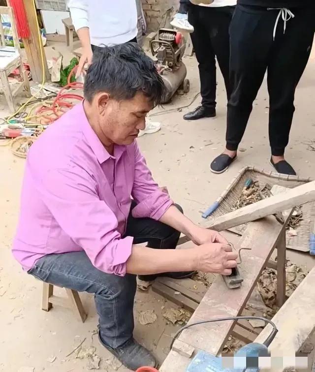 大衣哥，忍无可忍！大门上安了滚钉板，那些调皮的粉丝要小心了！
朱之文是一位备受欢