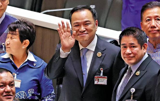 没有对比就没伤害，以前大家觉得佩通坦挺好的，但是阿努廷担任泰国总理以来，你们就会