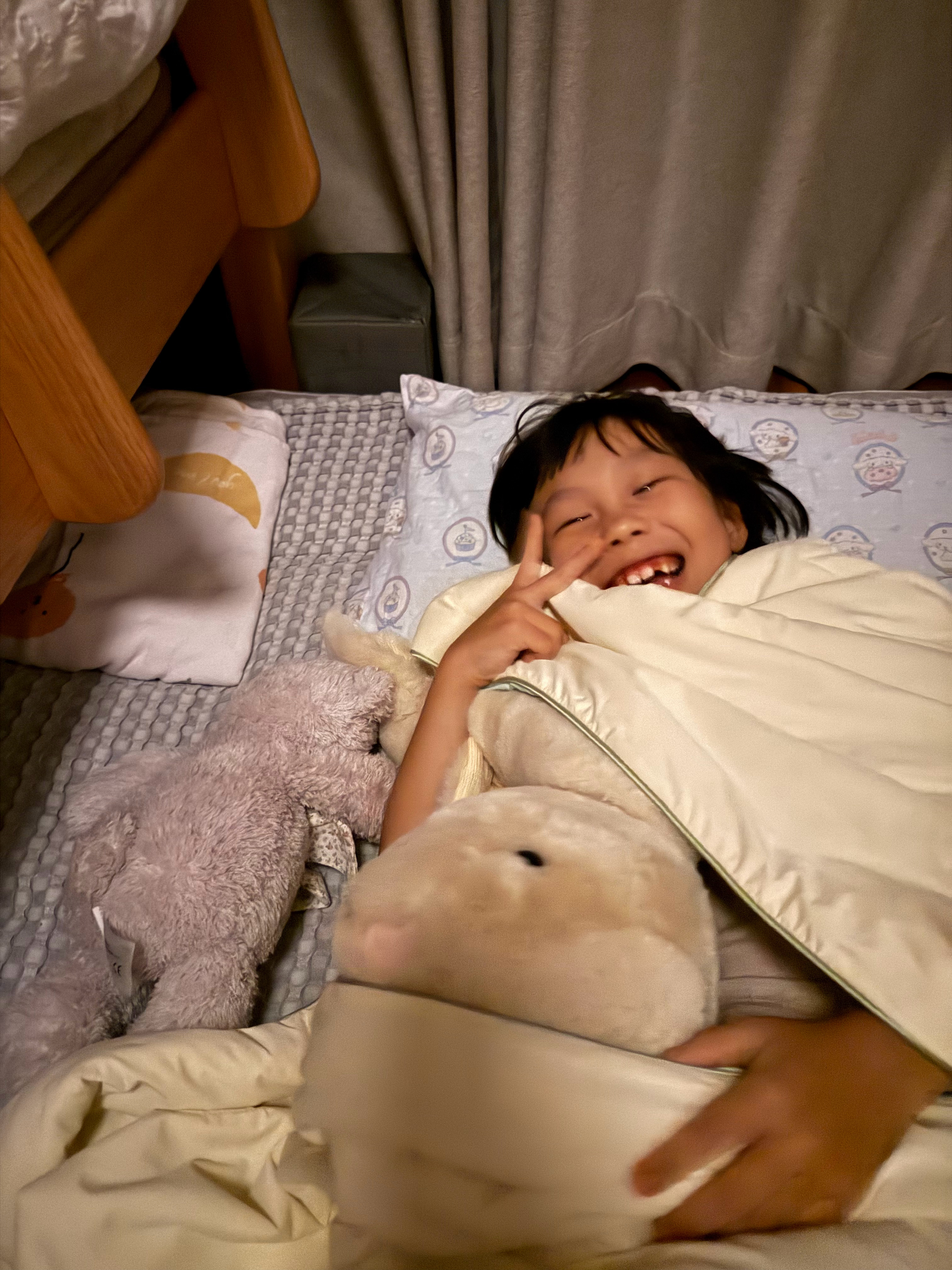 晚说自己今天是全宇宙最幸福的小孩 