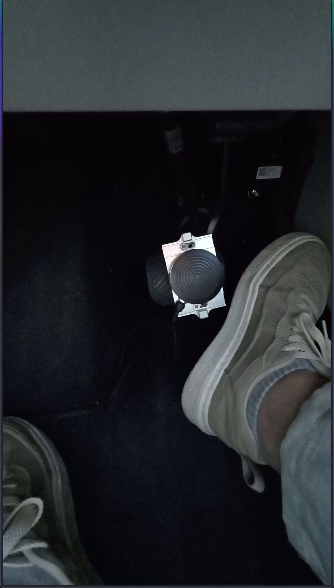 华为 尊界今天经过多次验证，最高的刹车踏板力度也就是达到1400N，而且要踩出这