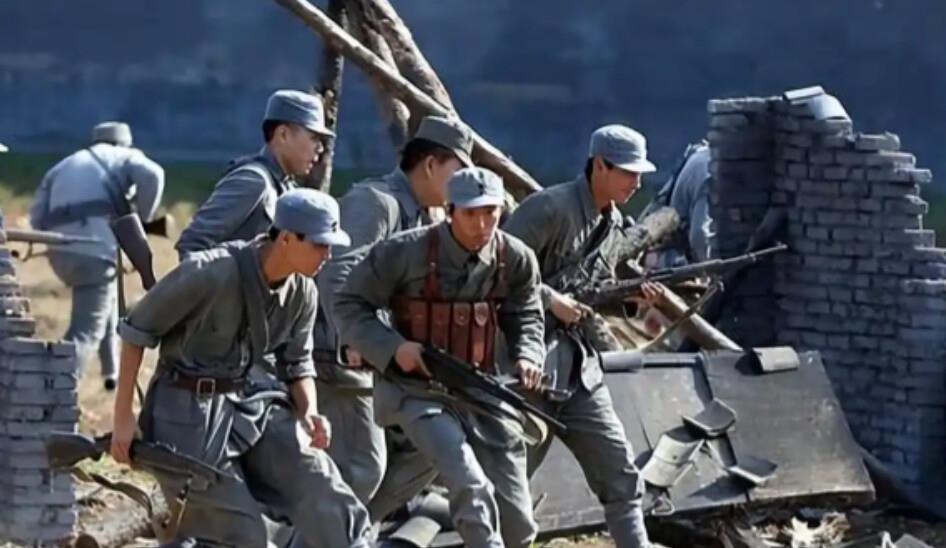 1943 年，八路军正在山沟里开秘密会议，一个卖炭的老人挑着担子路过，只看了一眼