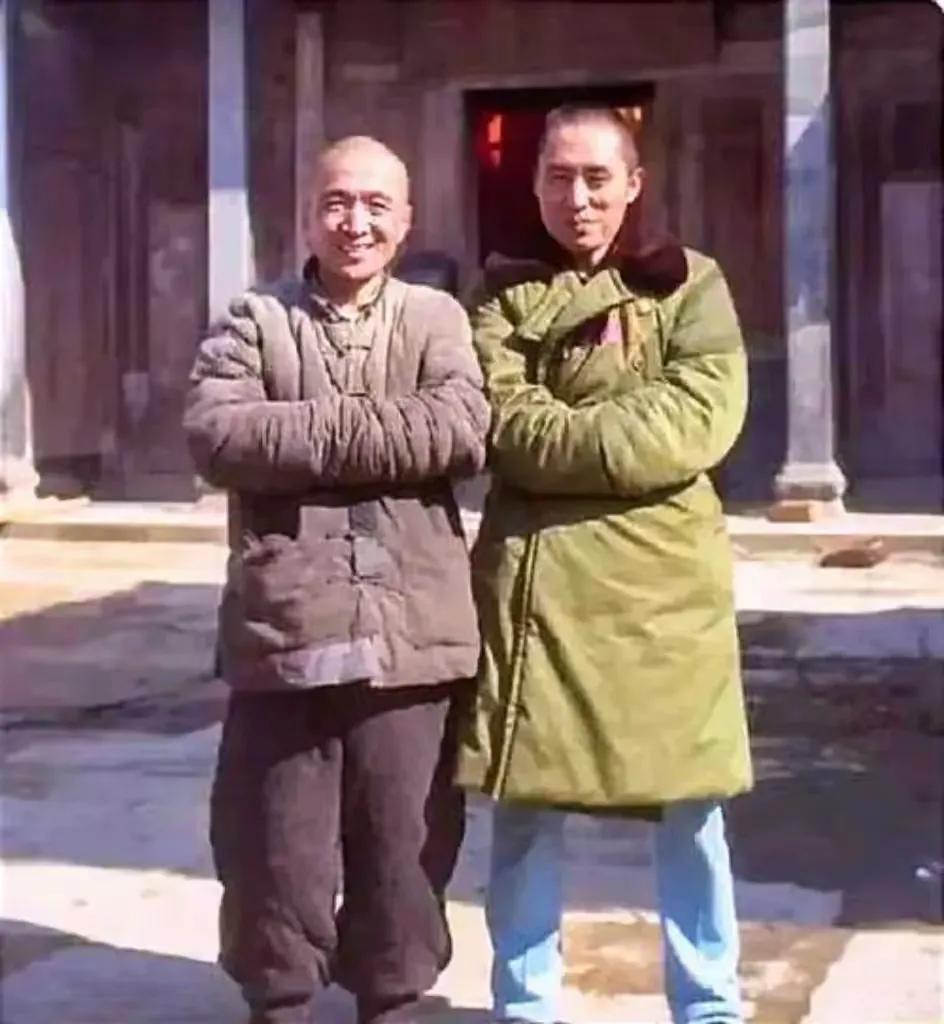 土到极致的两个演员，看起来就像是本色出演。他们很了解自己的气质，所以选择的衣服也