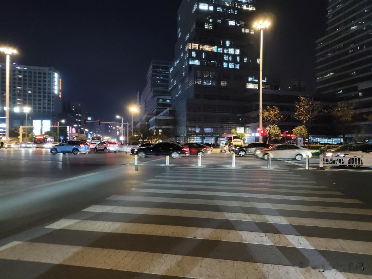 宿迁的夜景，还是很有大城市的感觉，灯火阑珊，霓虹灯闪烁，三线城市的天花板了。