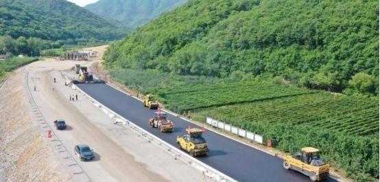为什么高速公路不用水泥，而用沥青？一位60岁的包工头表示，80%的人不知道，一吨