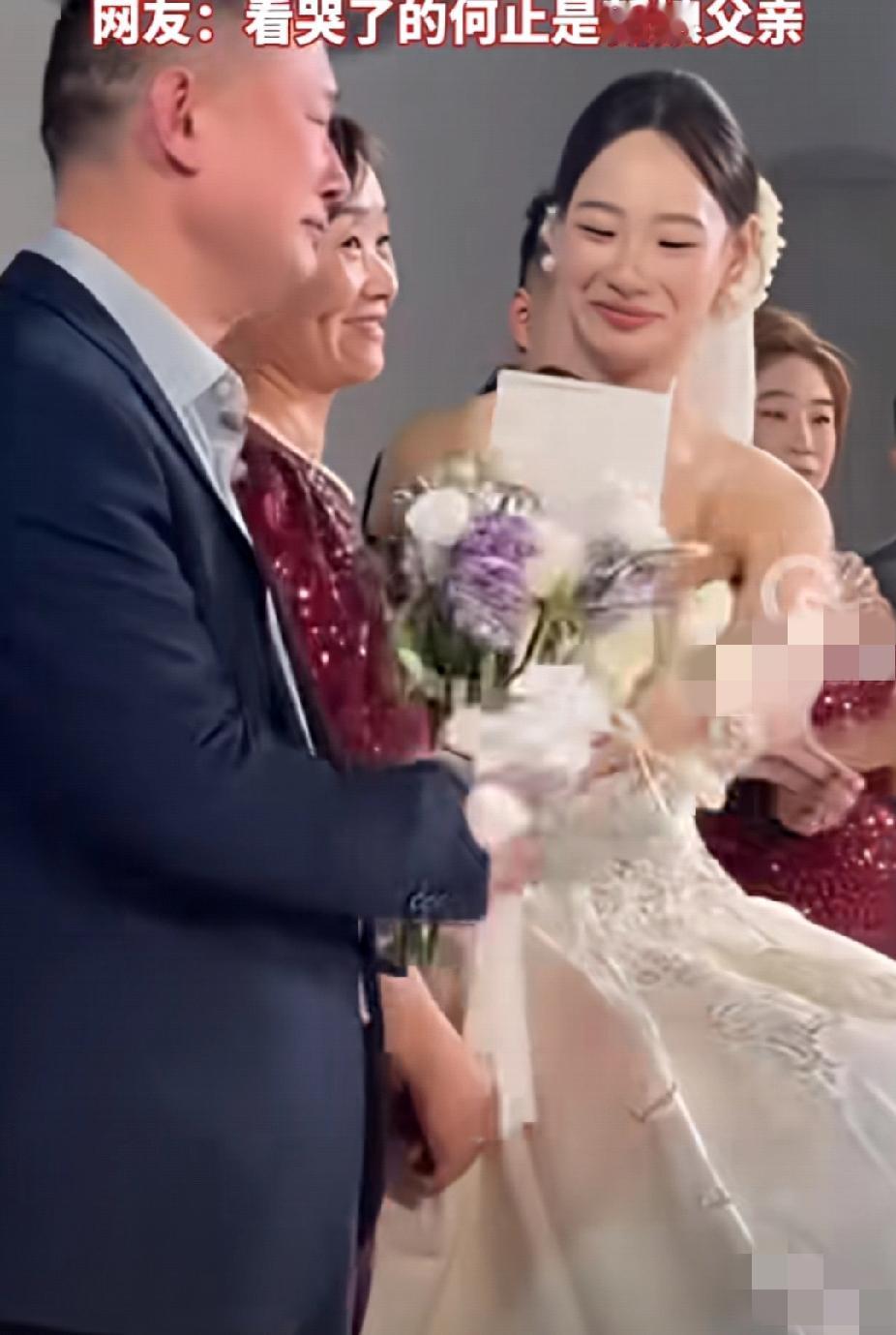 11月27日，山东淄博的一位新娘将没有将自己的手捧花送给闺蜜，没有送给妈妈，更没