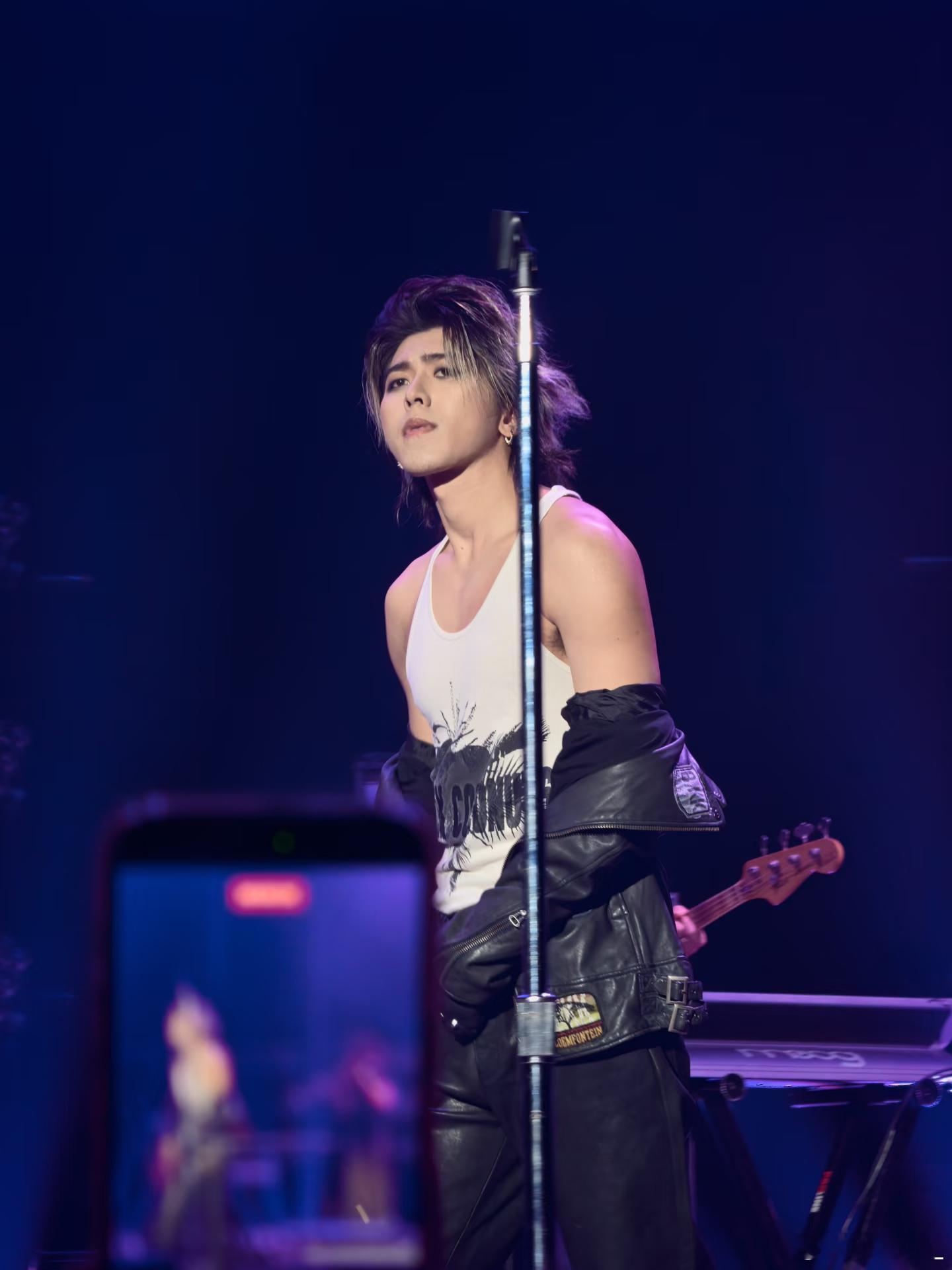 谁教蔡徐坤这样穿衣服的 蛇纹无袖+露臂杀，这搭配把性感和酷拽焊身上了！肌肉线条一