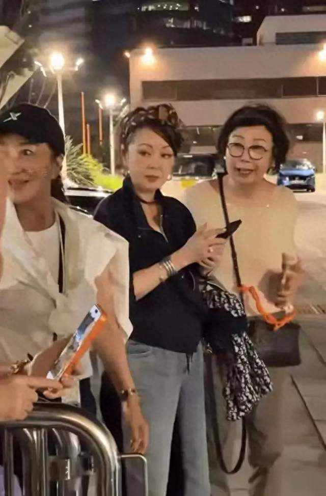 76岁谭咏麟开唱，妹妹来捧场！打扮时髦状态年轻，兄妹长得很像